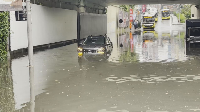 İstanbul'da sağanak yağış hayatı olumsuz etkiledi