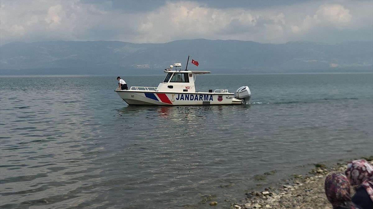 İznik Gölü'ne girdikten sonra kaybolan 2 kişi için arama çalışması başlatıldı