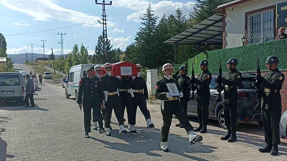 Kalp krizi sonucu hayatını kaybeden emekli asker, son yolculuğuna uğurlandı