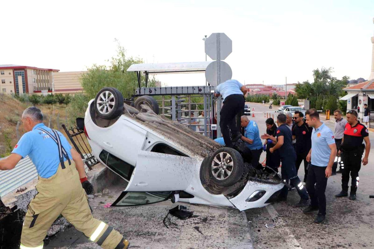 Karaman'da takla atan otomobil ve yaralı öğrencilere müdahale eden sağlık ekipleri.