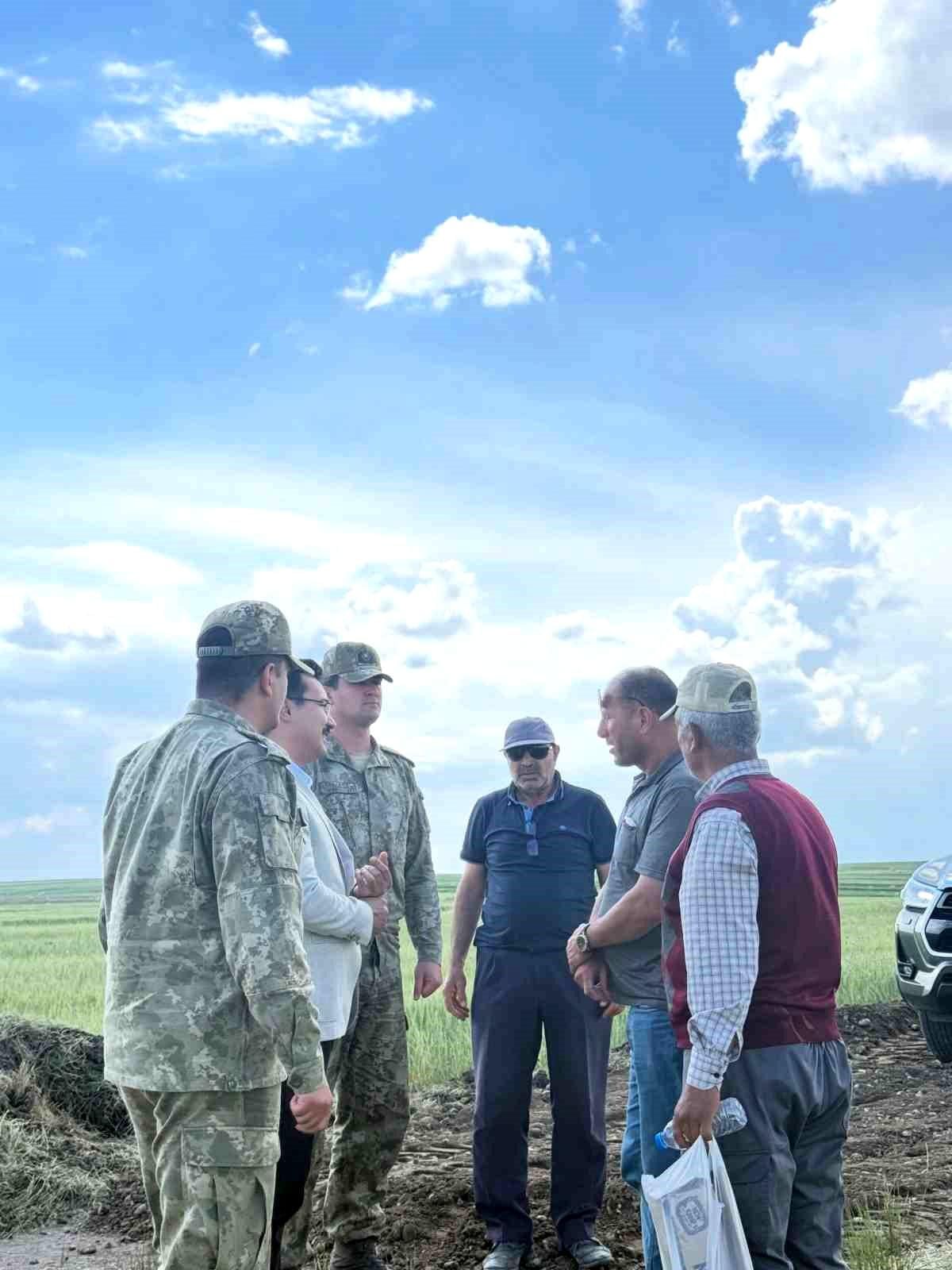 Kars Akyaka'da devriye yolları projesi kapsamında yapılan çalışmaları inceleyen Kaymakam İsmail Demirtaş.