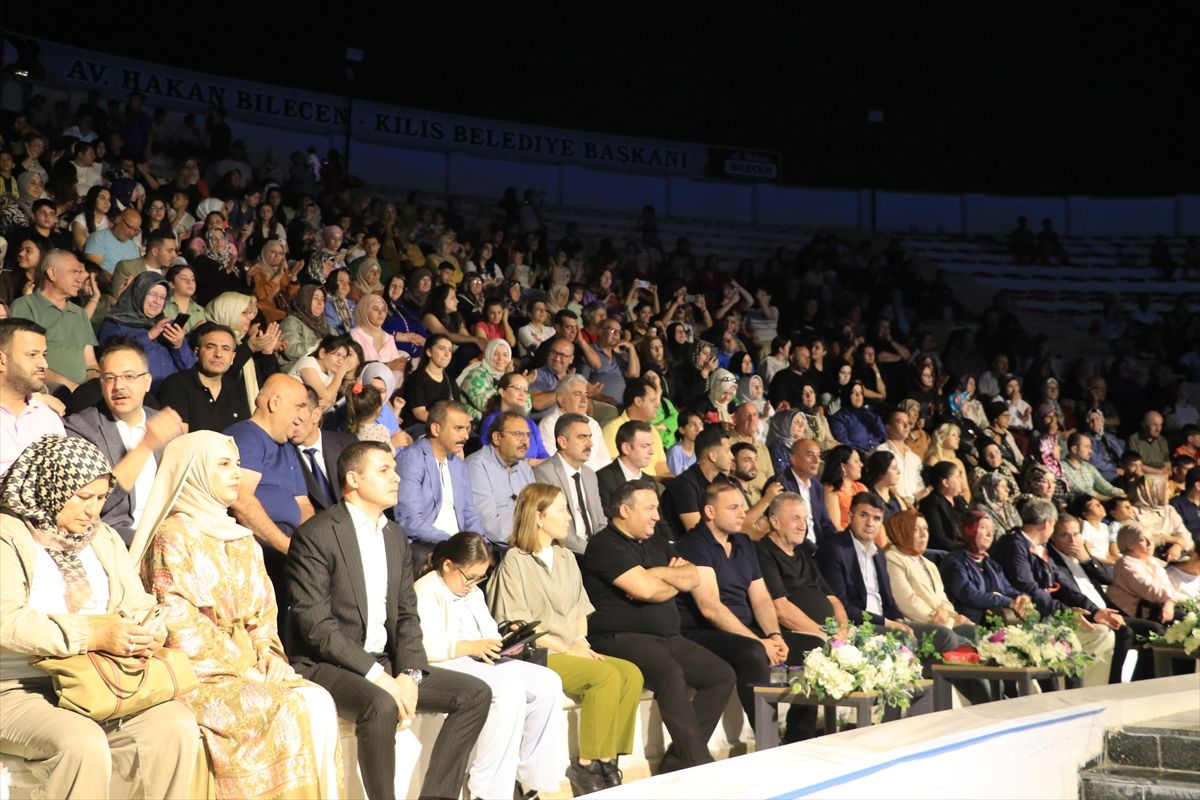 Şanlıurfa Devlet Türk Halk Müziği ve Sıra Gecesi Korosu'nun Kilis Millet Bahçesi'nde verdiği konserden bir görüntü.