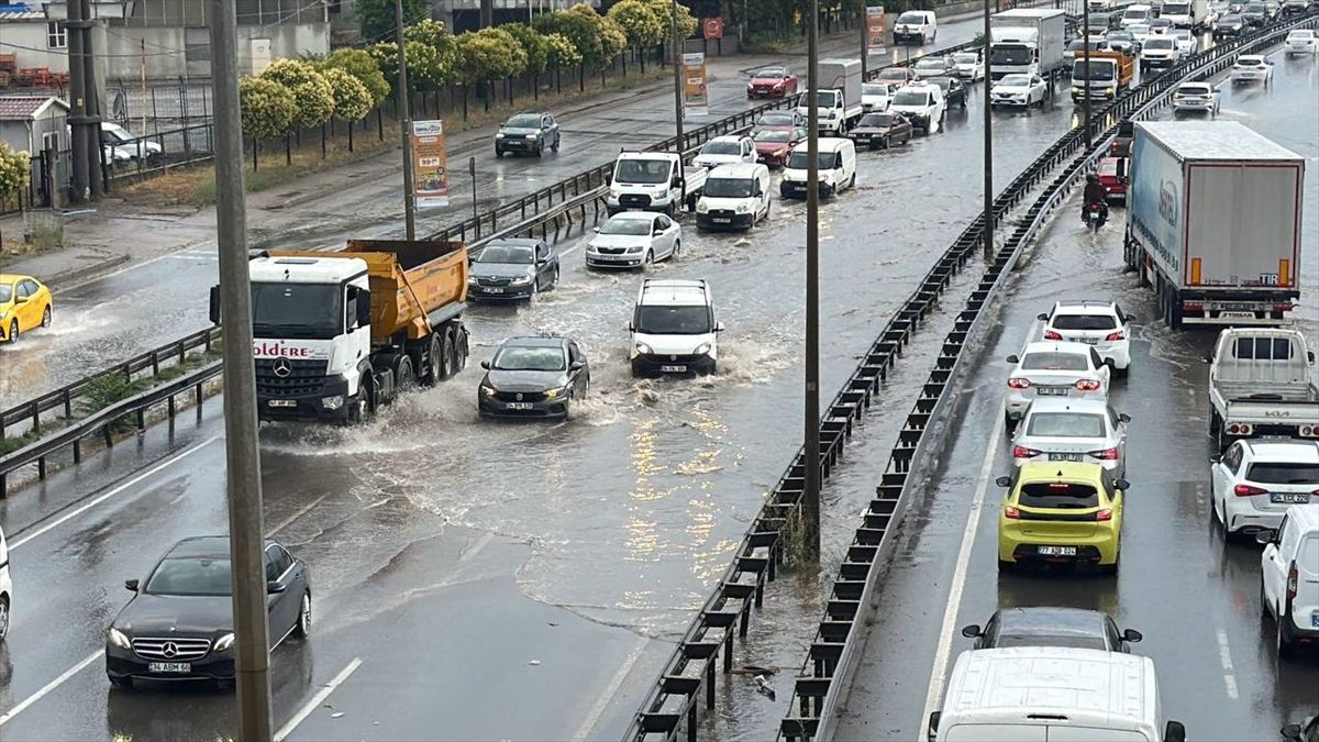 Kocaeli'de sağanak su baskınlarına neden oldu