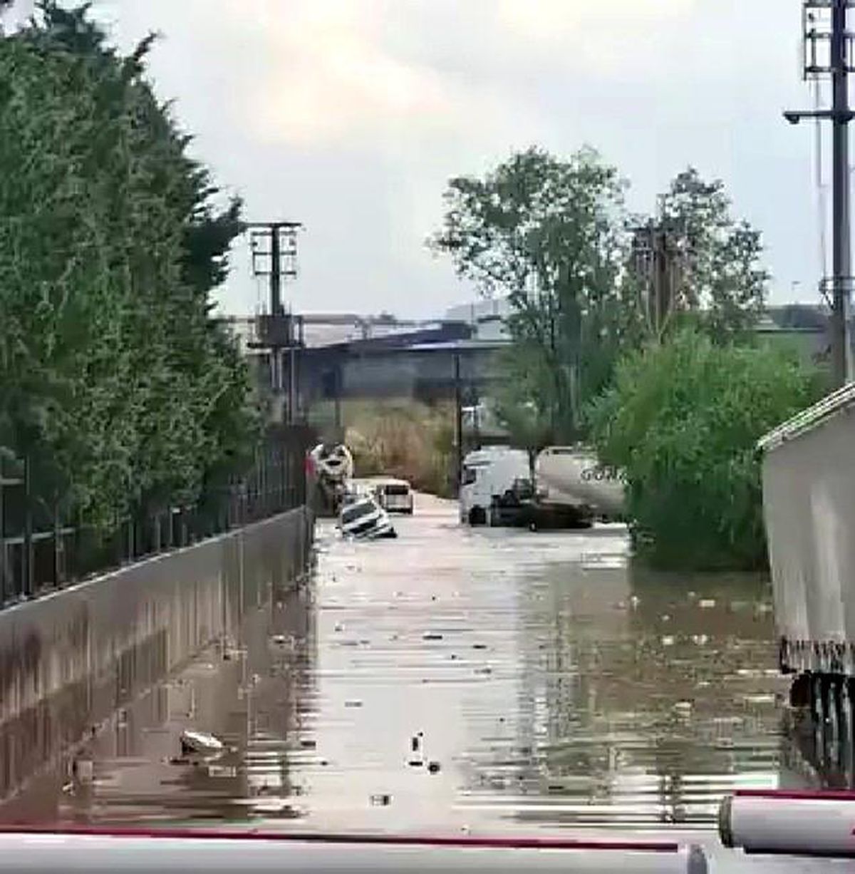 Kocaeli'yi sağanak vurdu: Araçlar mahsur kaldı