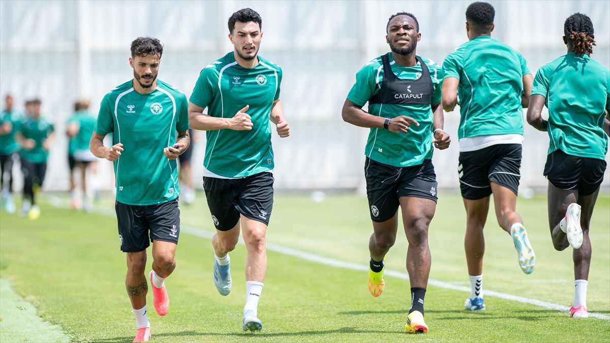 TÜMOSAN Konyaspor futbolcuları antrenman yapıyor