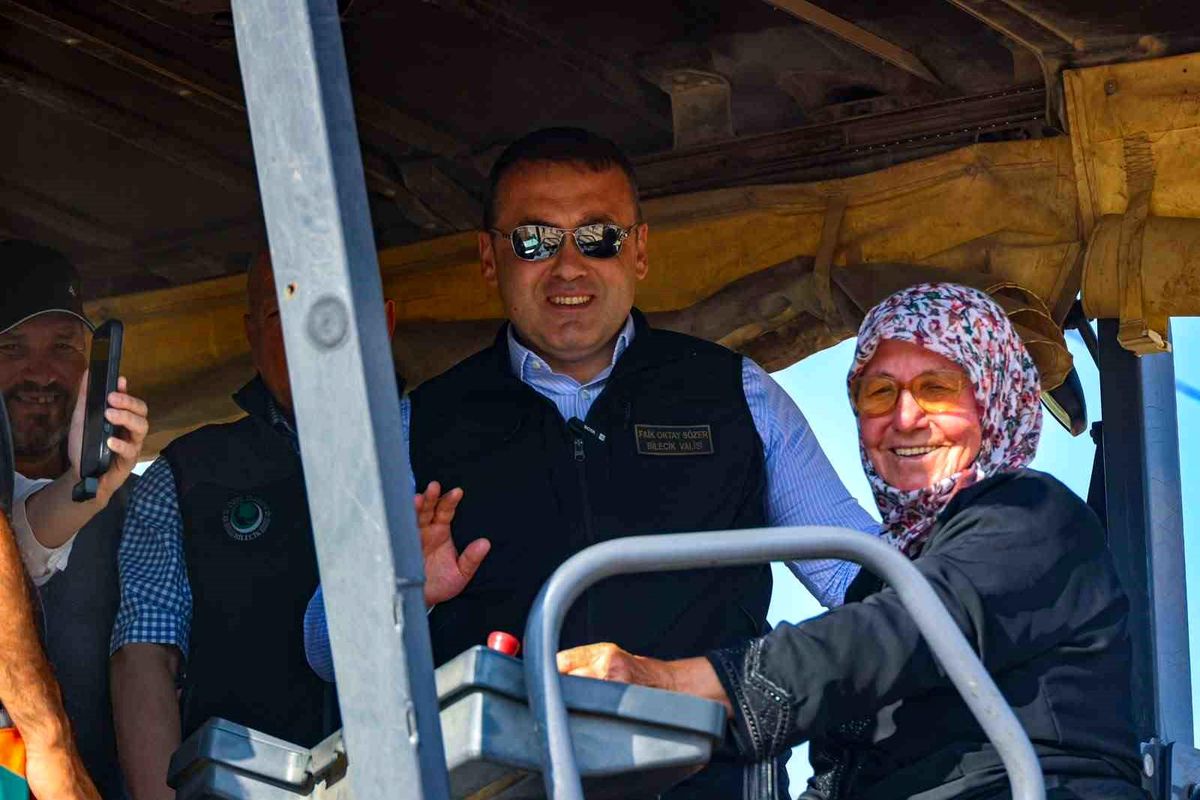 Köyünün sıcak asfaltını 73 yaşındaki Emine teyze döktü