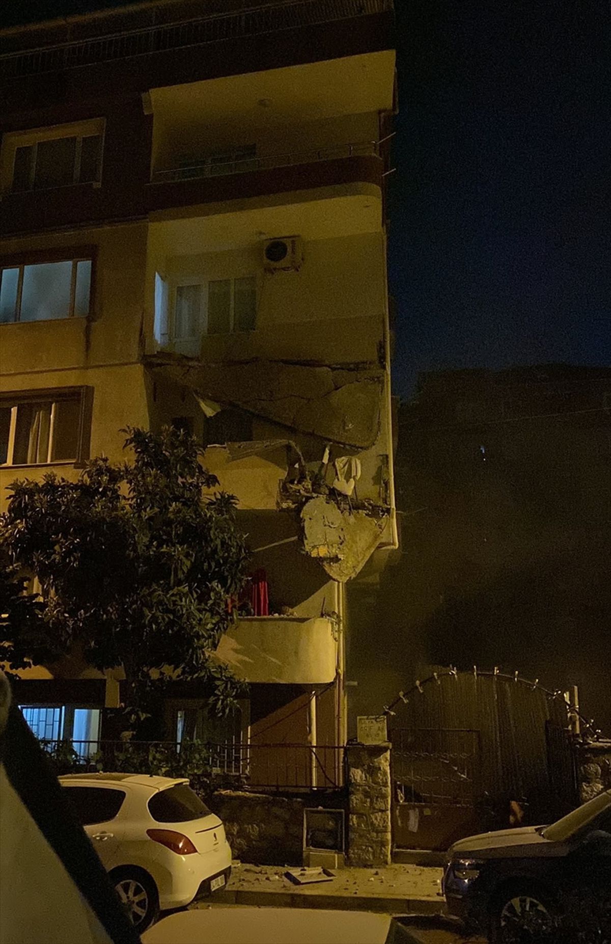 Küçükçekmece'de balkonlarında çökme meydana gelen 5 katlı apartman boşaltıldı
