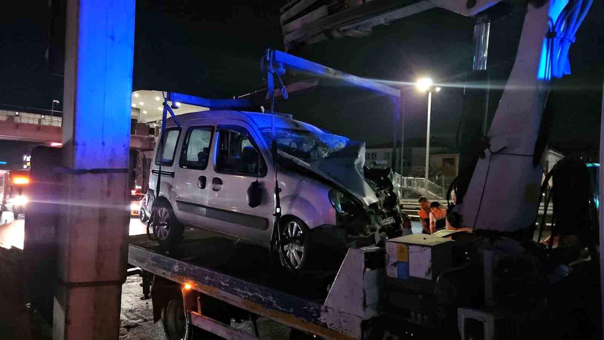 Küçükçekmece D-100 karayolunda meydana gelen trafik kazası sonrası araçlar ve polis ekipleri.