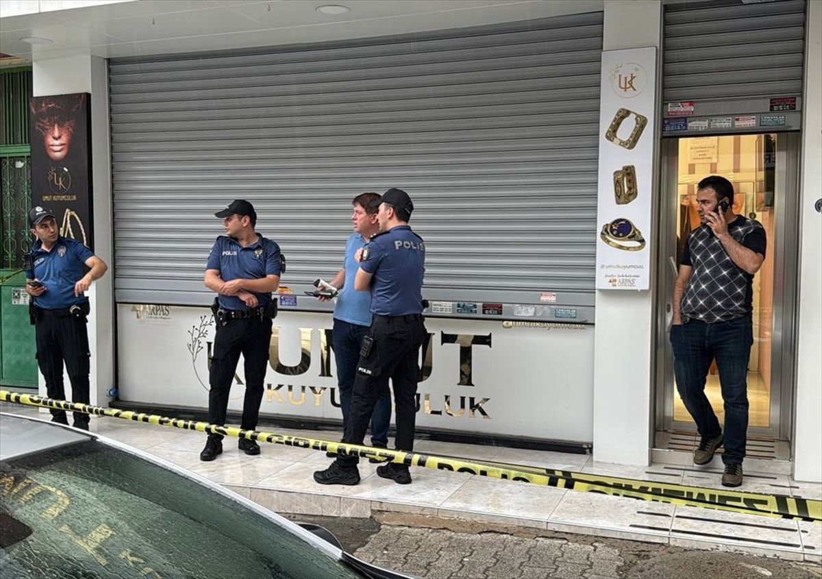 Maltepe'de kuyumcu dükkanı silahlı ve maskeli 2 kişi tarafından soyuldu