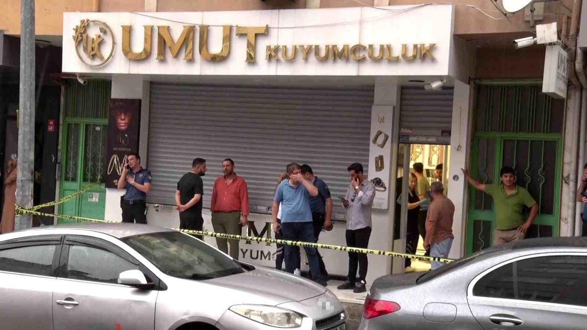 Maltepe'de silahlı kuyumcu soygunu: Şüpheliler altınlarla kaçtı