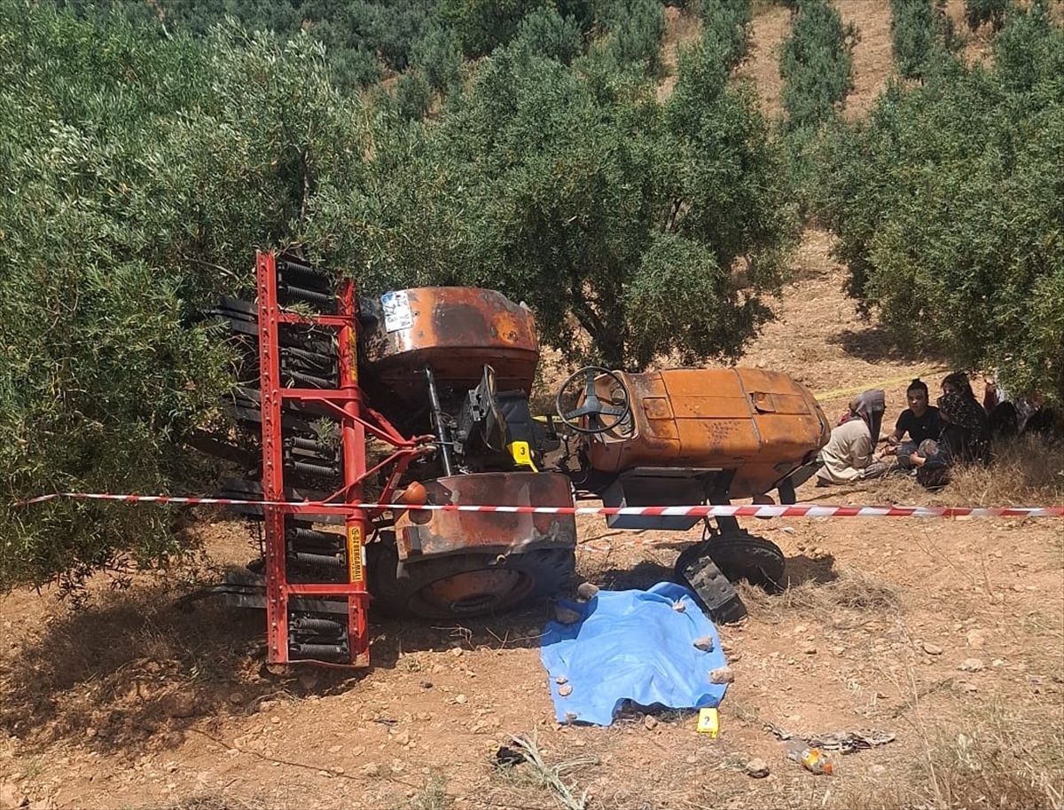 Manisa'da devrilen traktörün sürücüsü öldü