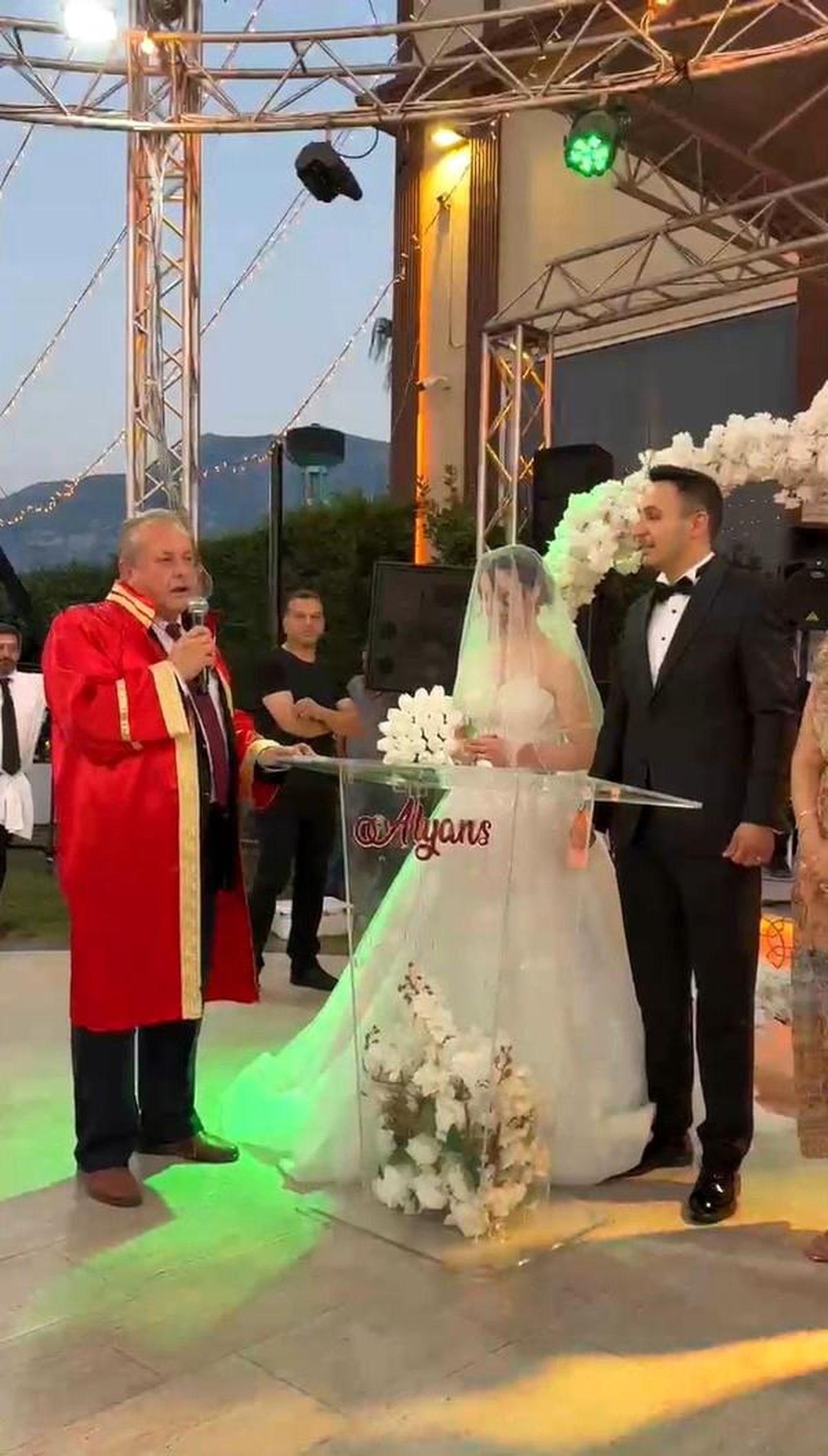 Manisa'da bir düğün töreninde temsili nikah anından bir kesit.