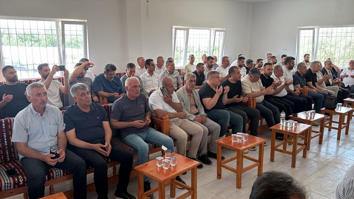 Mardin'de iki aile arasındaki husumetin sona ermesini simgeleyen tokalaşma anı.