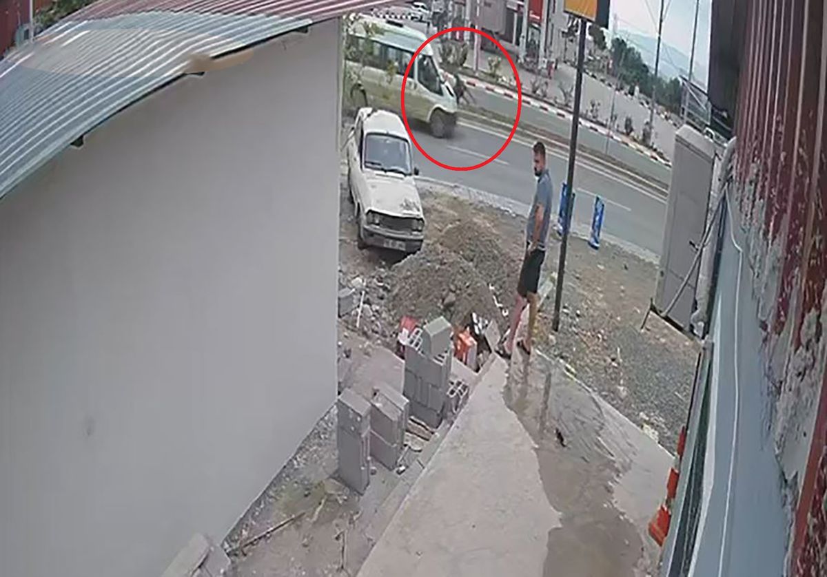 Osmaniye'de aniden yola çıkan ata minibüs çarptıktan sonraki görüntü.