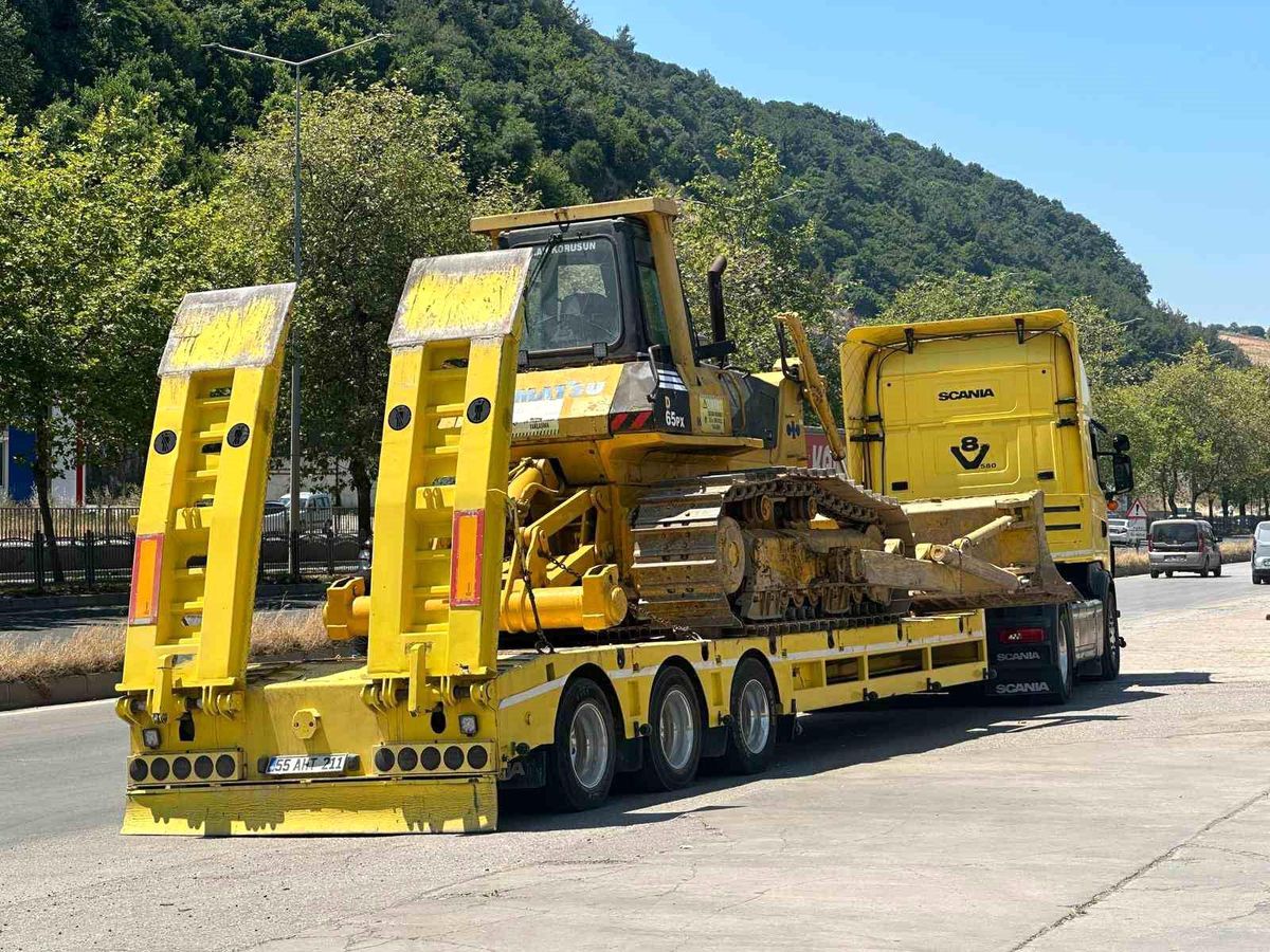 Motosiklet ile iş makinesi taşıyan tır çarpıştı: 1 yaralı