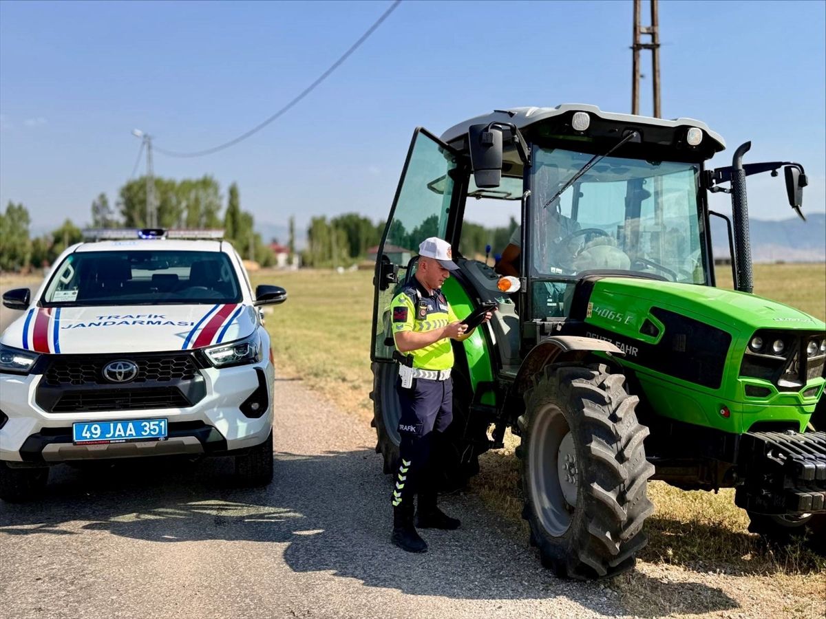 Muş'ta traktör sürücüleri bilgilendirildi