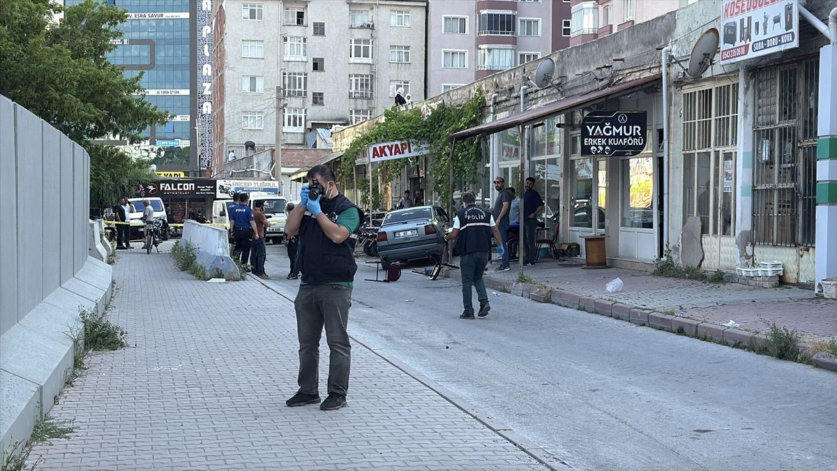 Niğde'de bir kıraathanede çıkan silahlı kavgada yaralananların olduğu olay yeri.