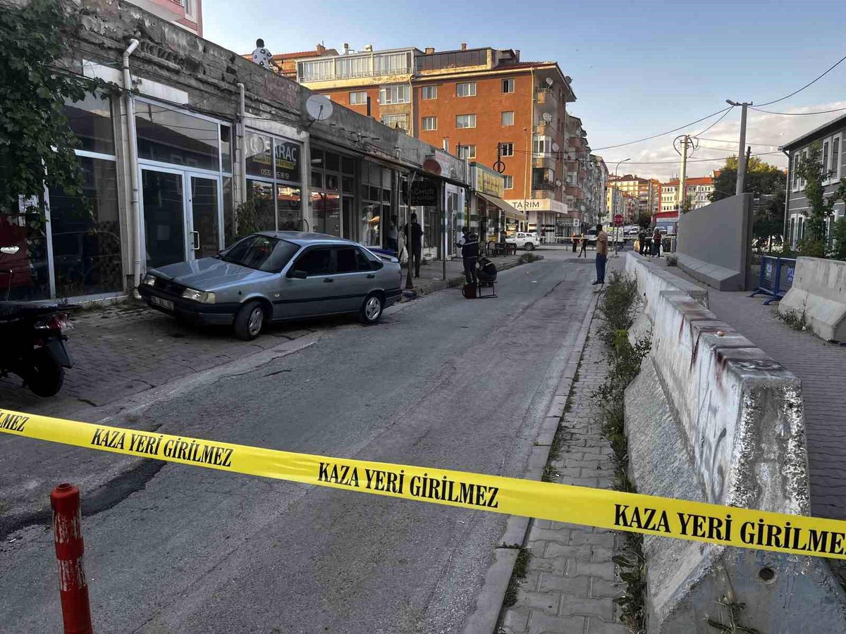 Niğde'de bir kıraathanede çıkan silahlı kavgada yaralıların olduğu olay yeri.