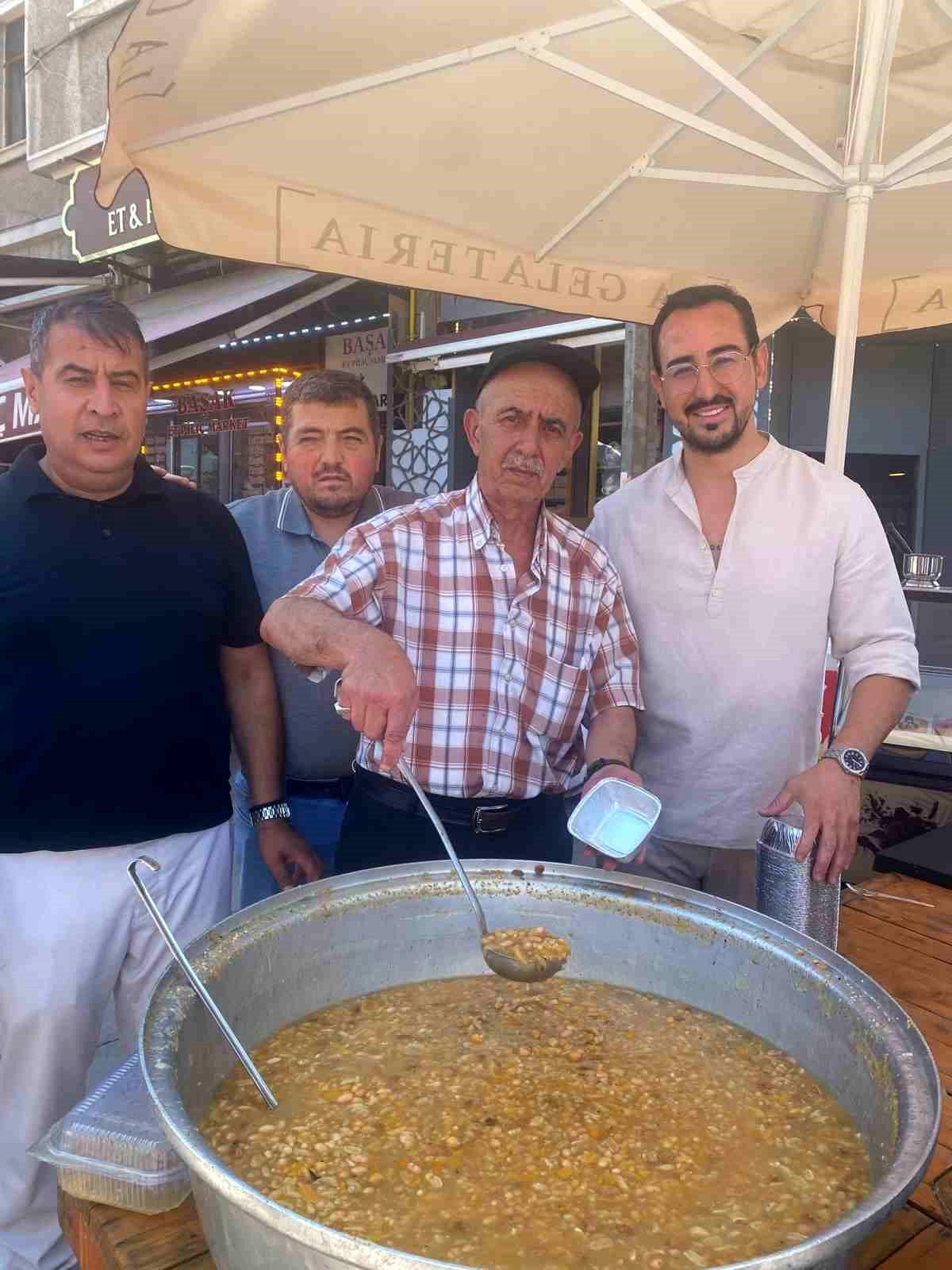 Eskişehir Odunpazarı esnafının vatandaşlara aşure ikram ettiği bir etkinlik.
