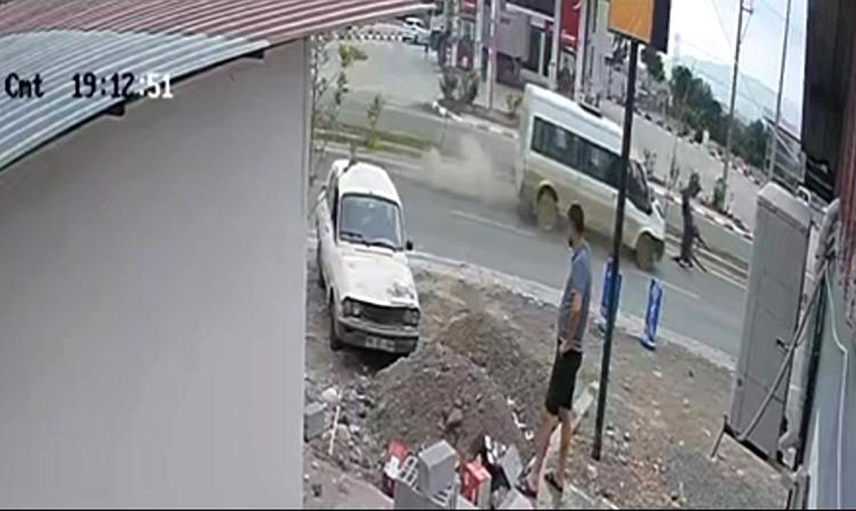 Osmaniye'de bir minibüsün yola çıkan ata çarptığı kaza anı.