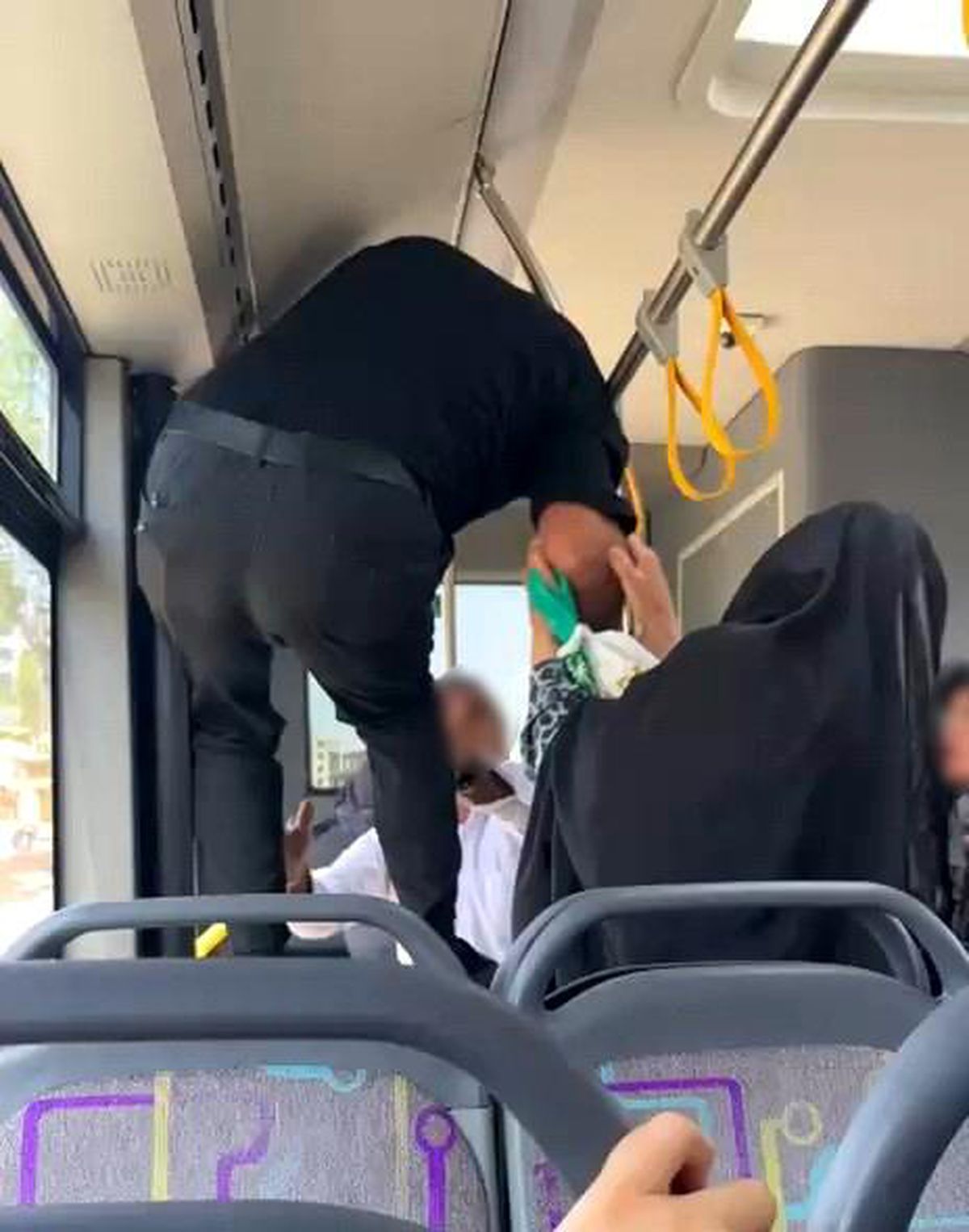 Otobüste tekmeli, yumruklu kavga