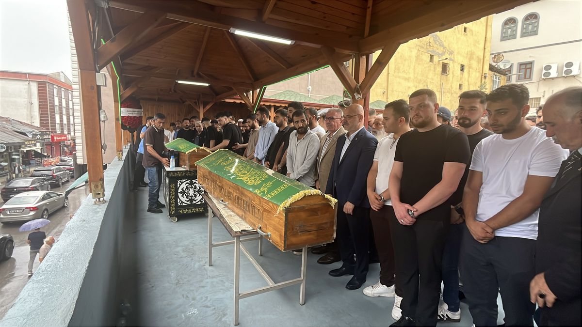 Kocaeli'de TIR'a çarpan otomobilde baba ve oğul hayatını kaybetti