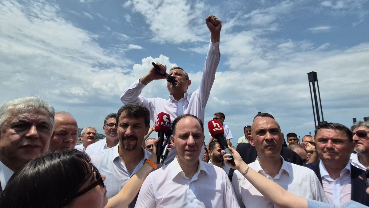 Özgür Özel: Sokakta milletle yürümek iktidara işaret eder