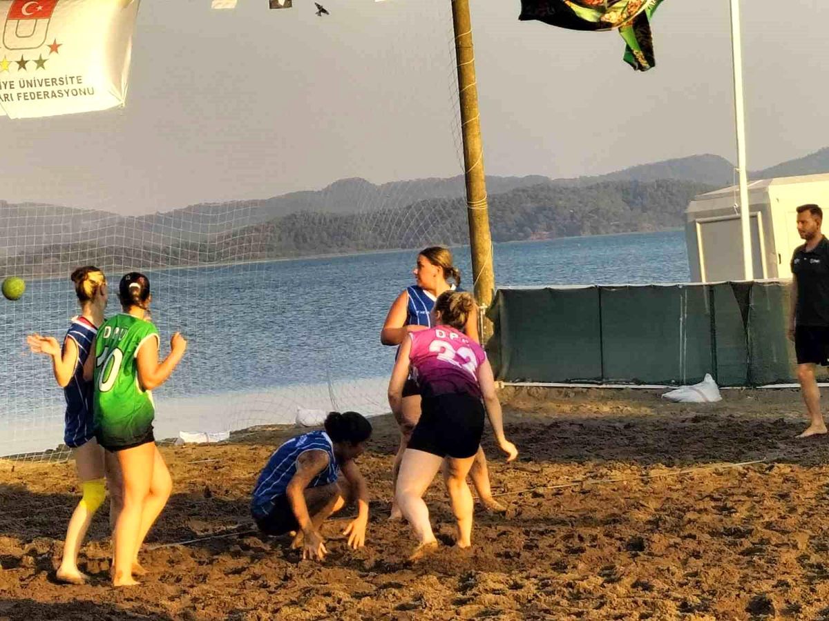 Köyceğiz'de plaj hentbolu turnuvası mücadeleleri
