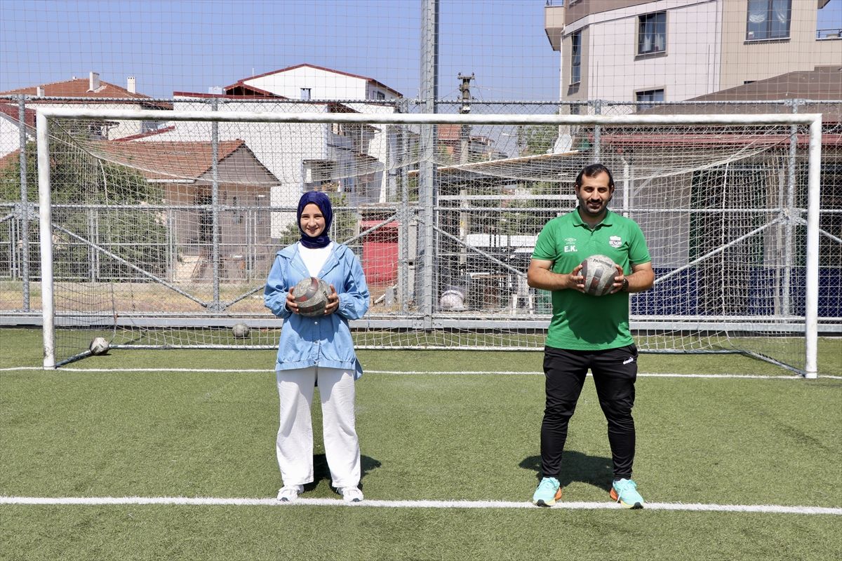 Sahada rakip olan başkan çift, genç futbolcular için birlikte çalışıyor