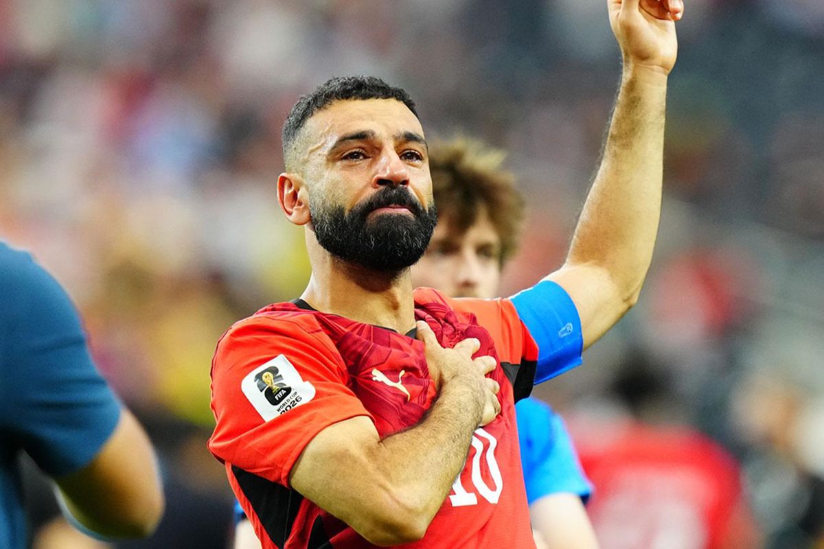 Mısır milli futbol takımı oyuncuları ve Muhammed Salah, Avustralya'yı penaltılarda yenerek Dünya Kupası'nda son 16'ya kalmalarının ardından sevinç yaşıyor.