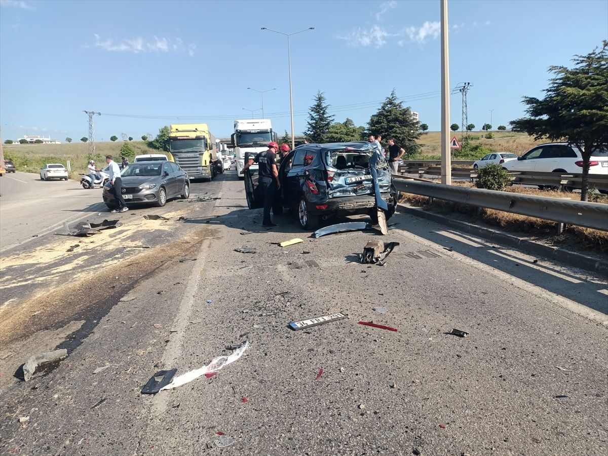 Samsun'da 8 aracın karıştığı kazada 2 kişi yaralandı