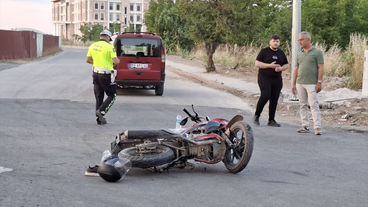 Samsun'da hafif ticari araçla çarpışan motosikletteki 2 kişi yaralandı