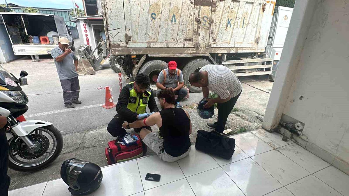 Samsun'da altyapı çalışması yapılan bir caddede iş makineleri arasından geçen motosiklet sürücüsünün düştüğü kaza anı.