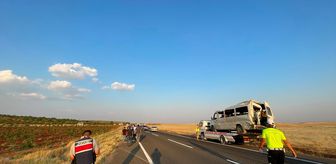 Şanlıurfa'da tarım işçilerini taşıyan minibüs devrildi, 22 kişi yaralandı