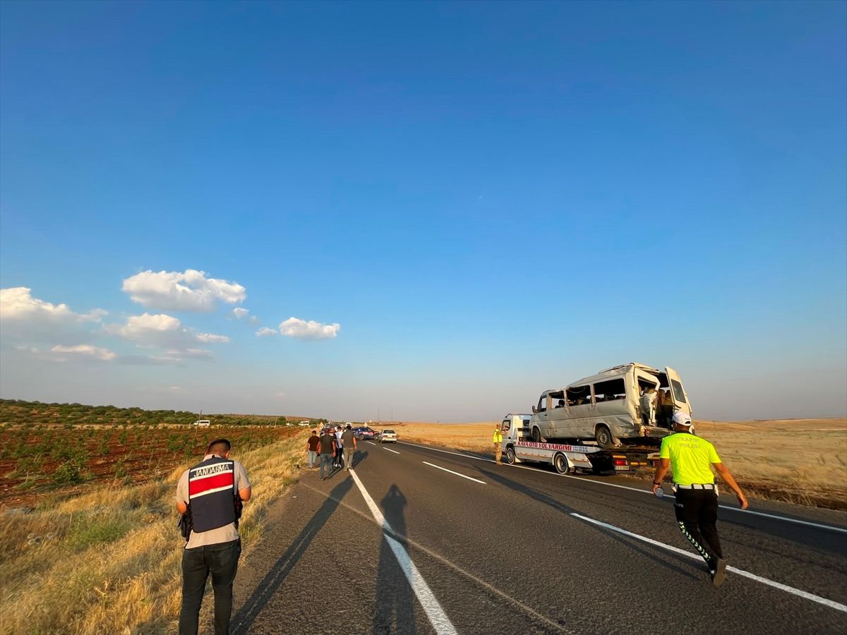 Şanlıurfa'da tarım işçilerini taşıyan minibüs devrildi, 22 kişi yaralandı
