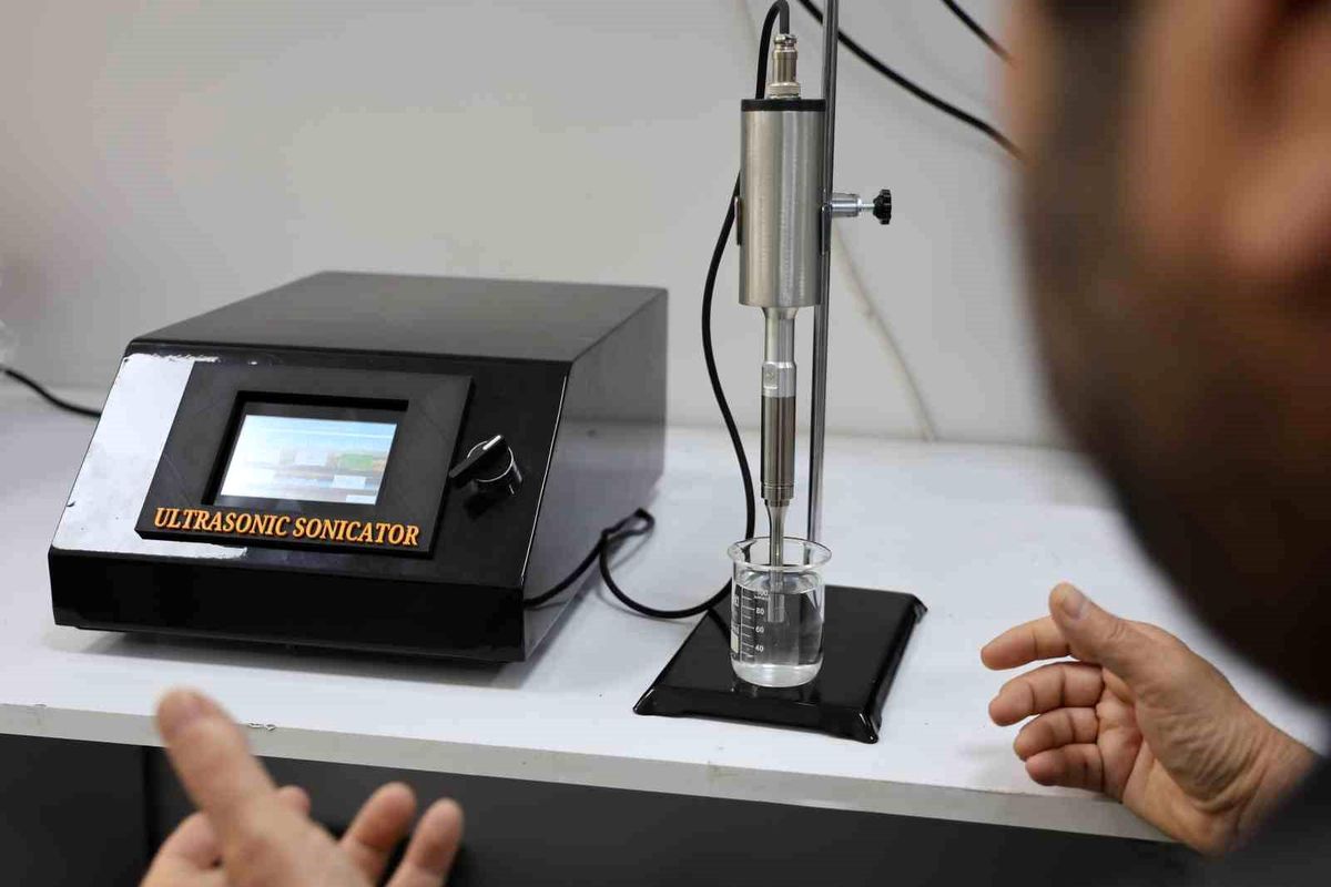 Fırat Üniversitesi'nden yerli 'Ultrasonic Sonicator' cihazı geliştirildiğine dair bir görsel.