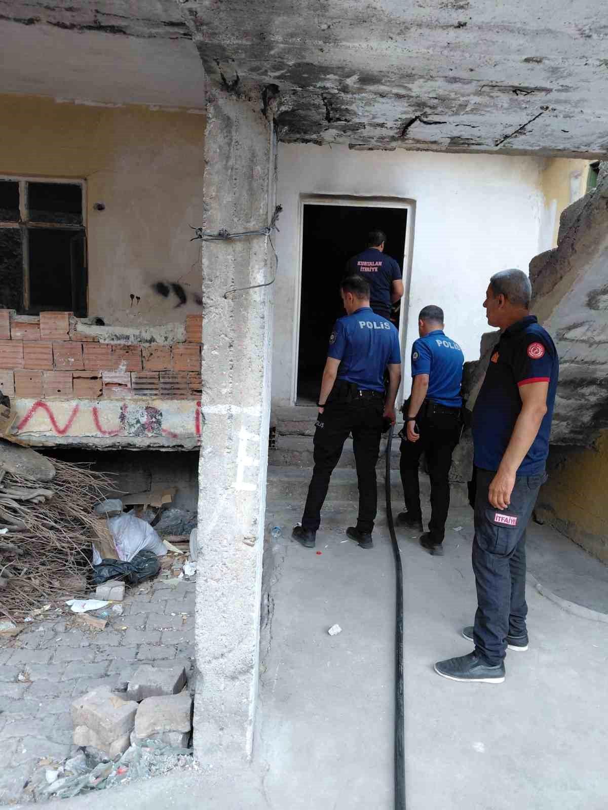 Siirt'in Kurtalan ilçesinde metruk bir binada çıkan yangın söndürüldü.