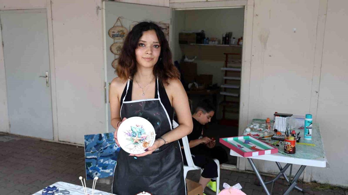 Sokak sanatçısından çocuklara resim boyama dersi