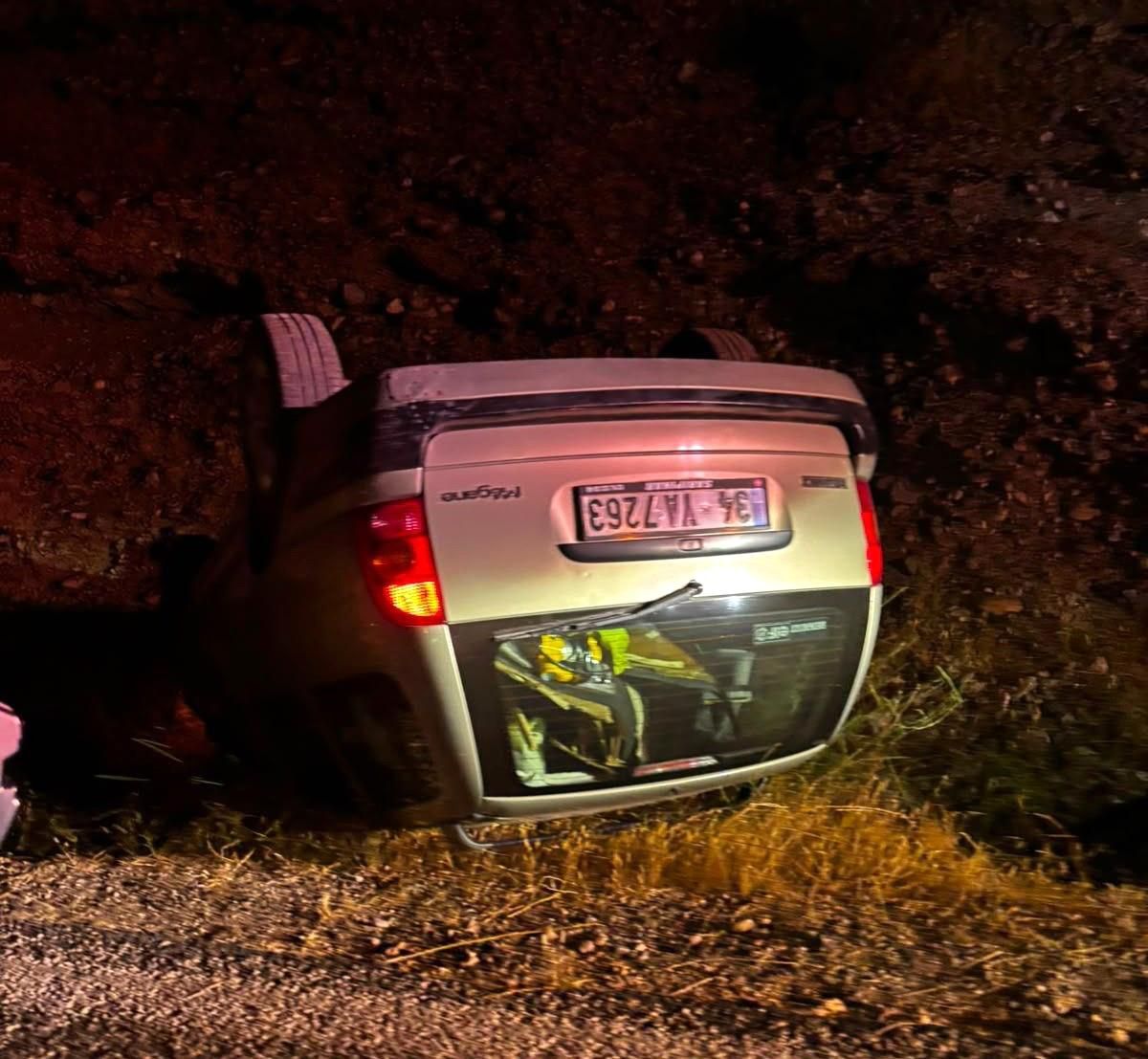 Takla atan otomobildeki 2 kişi yaralandı