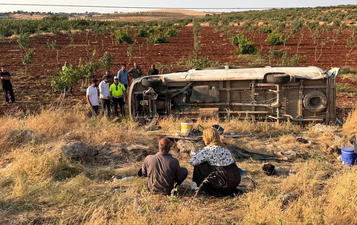 Şanlıurfa'da tarım işçilerini taşıyan minibüsün devrildiği kaza yerinden görüntü.