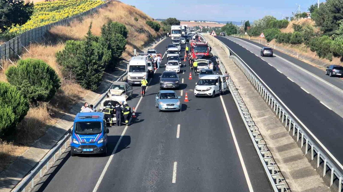 Sivas'ta Zincirleme Trafik Kazasında 5 Kişi Yaralandı