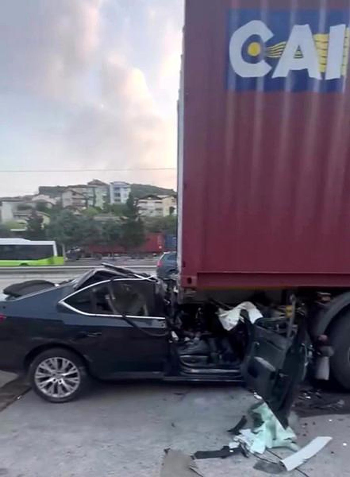 Kocaeli'de tıra arkadan çarpan otomobilin hurdaya döndüğü kaza yerinden genel görünüm.