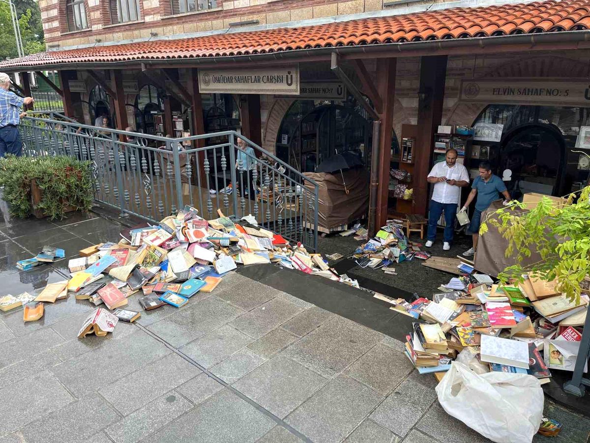 Üsküdar Meydanı'nda sağanak yağış sonrası oluşan su birikintileri ve dükkanlara giren sular.