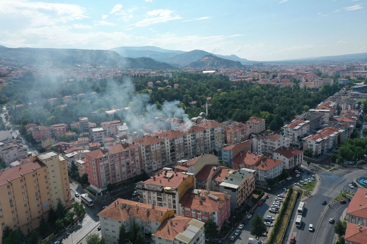 Yıldırım düşen apartmanın çatısında yangın çıktı