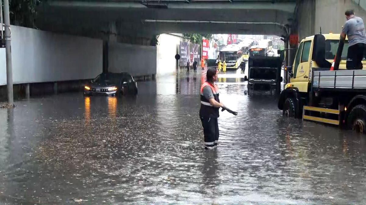 İstanbul'da sağanak yağış sonrası Zincirlikuyu alt geçidinin sular altında kalmış hali.