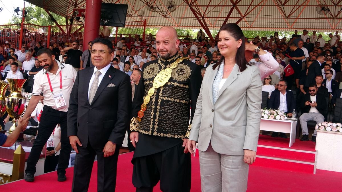 Ufuk Özünlü'nün Kırkpınar ağalık ihalesini kazanmasının ardından çekilmiş bir fotoğrafı.