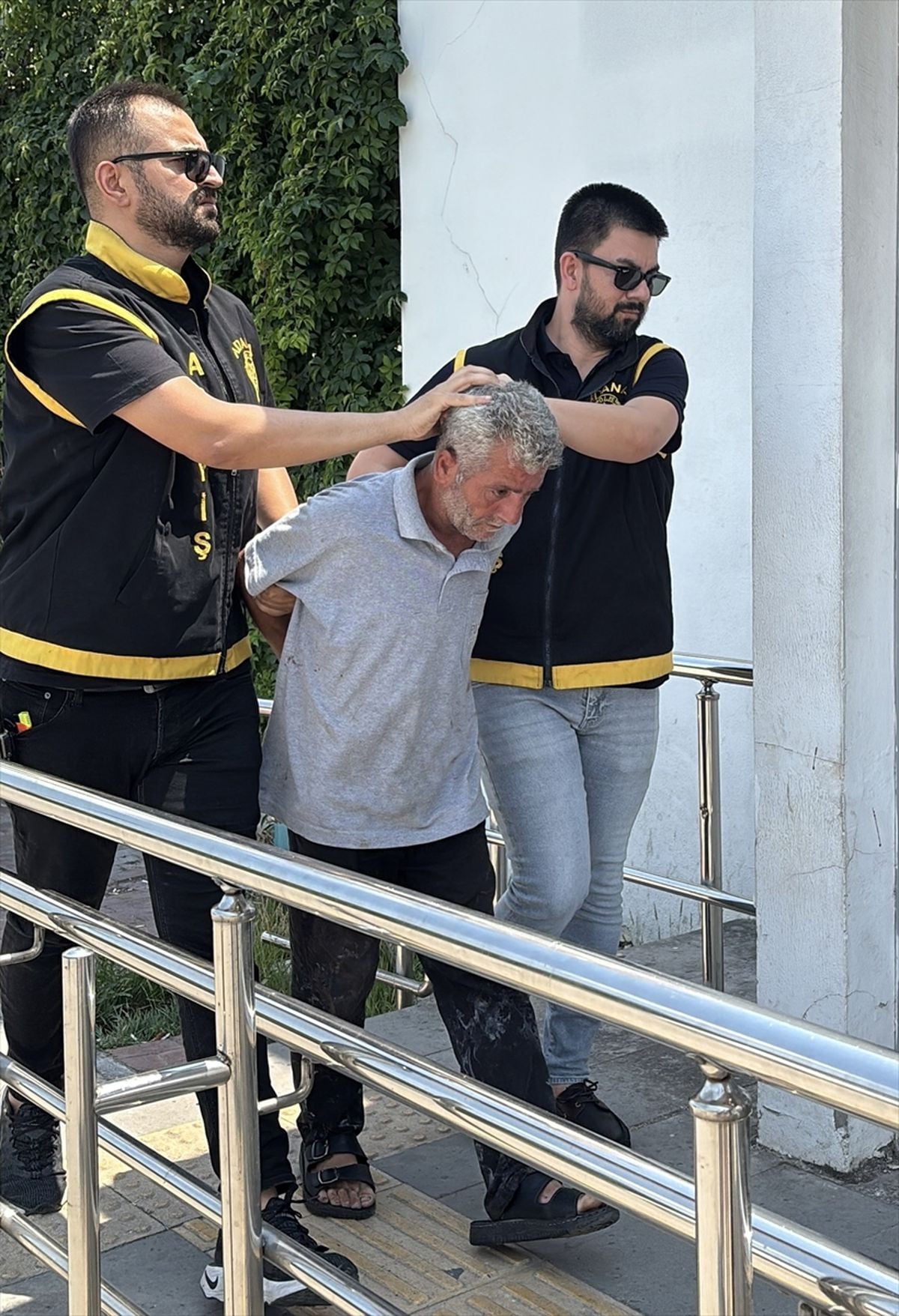 Adana'da mağazadan altın sandığı imitasyon takıları çalıp kaçan zanlı yakalandı