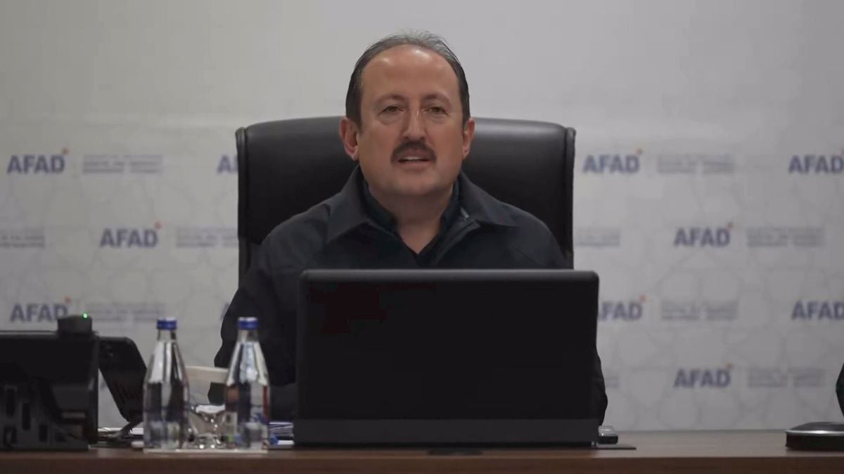 AFAD Başkanı Ali Hamza Pehlivan Venezuela'daki ekiplerle video konferansla görüşüyor.