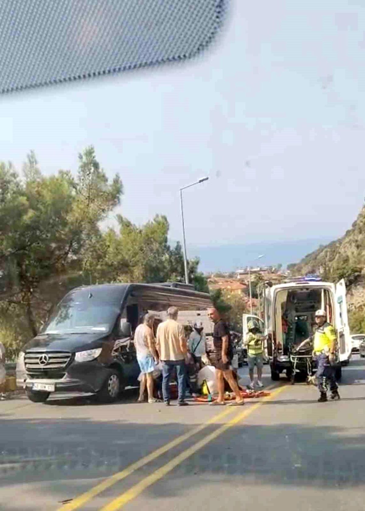 Fethiye'de meydana gelen zincirleme trafik kazası sonrası olay yeri.