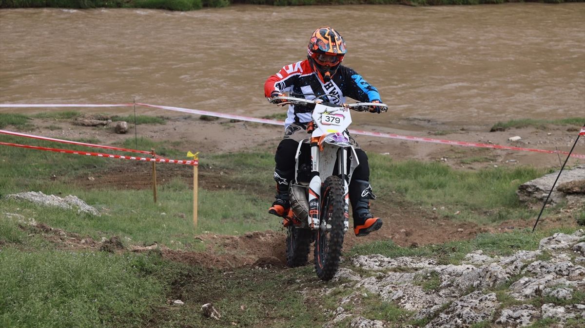 Ağrı'da enduro ve ATV sporcuları Tendürek ve Ağrı Dağı eteklerinde yarıştı